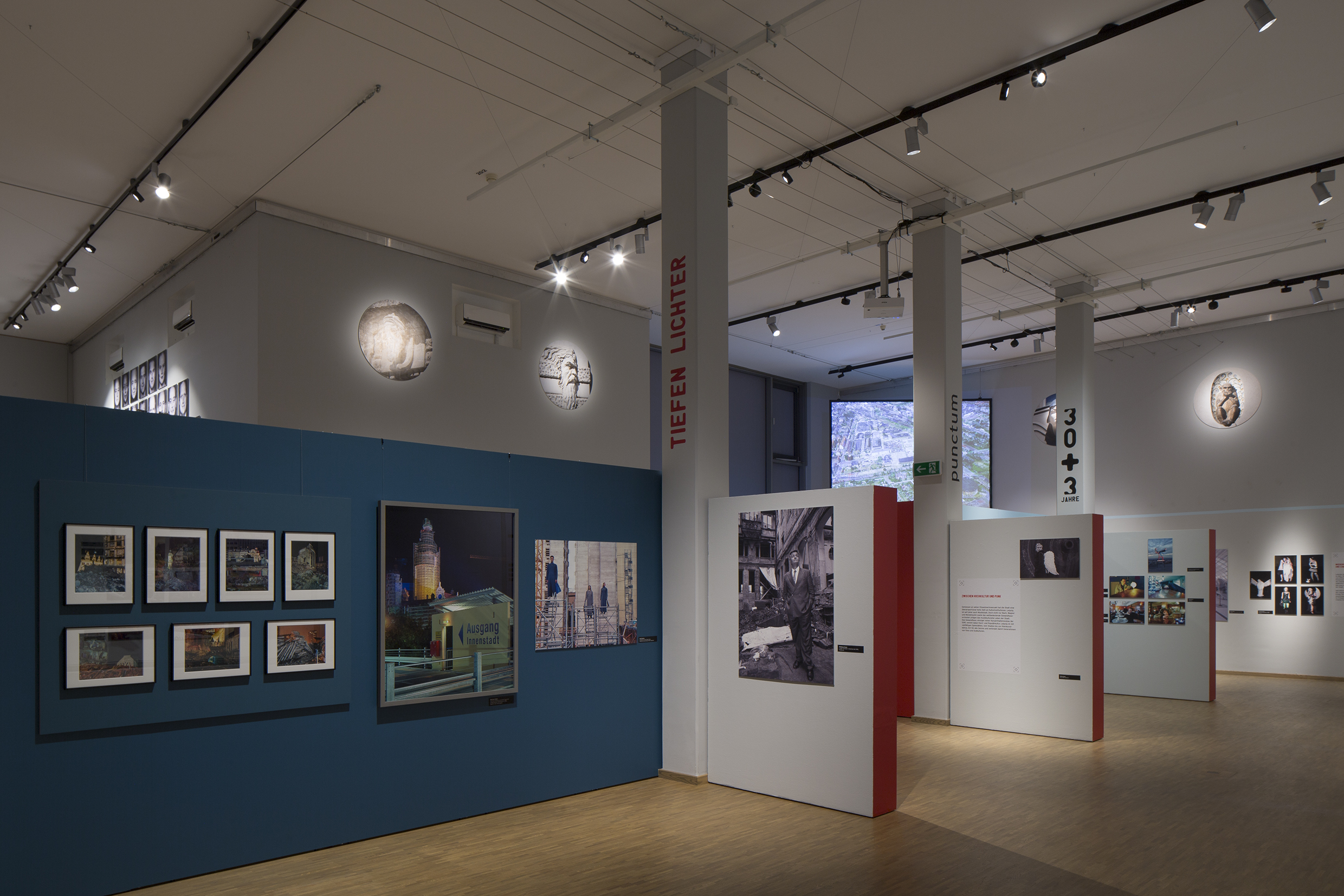 Pressefotos zu "30+3 Jahre Fotoagentur punctum, Bildgedächtnis einer Stadt" im Stadtgeschichtlichen Museum Leipzig, 11.09.2023