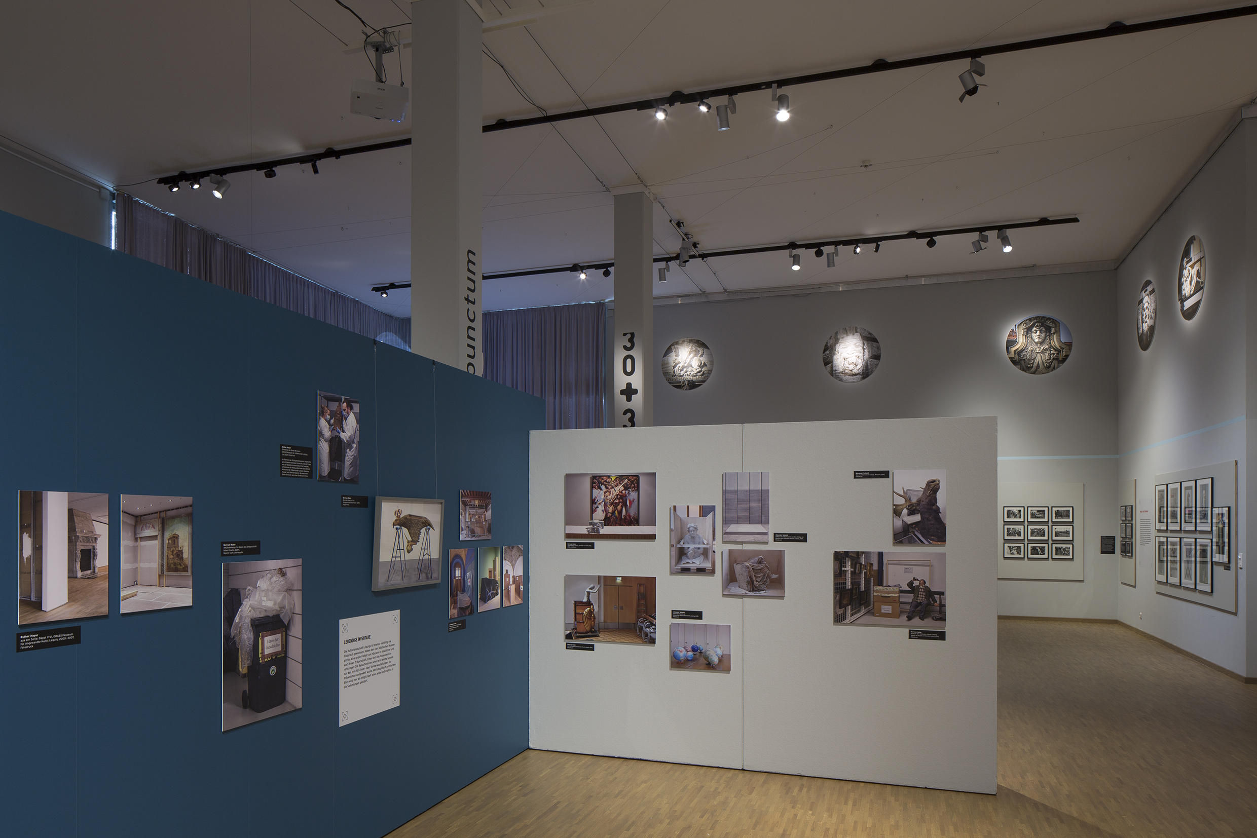 Pressefotos zu "30+3 Jahre Fotoagentur punctum, Bildgedächtnis einer Stadt" im Stadtgeschichtlichen Museum Leipzig, 11.09.2023